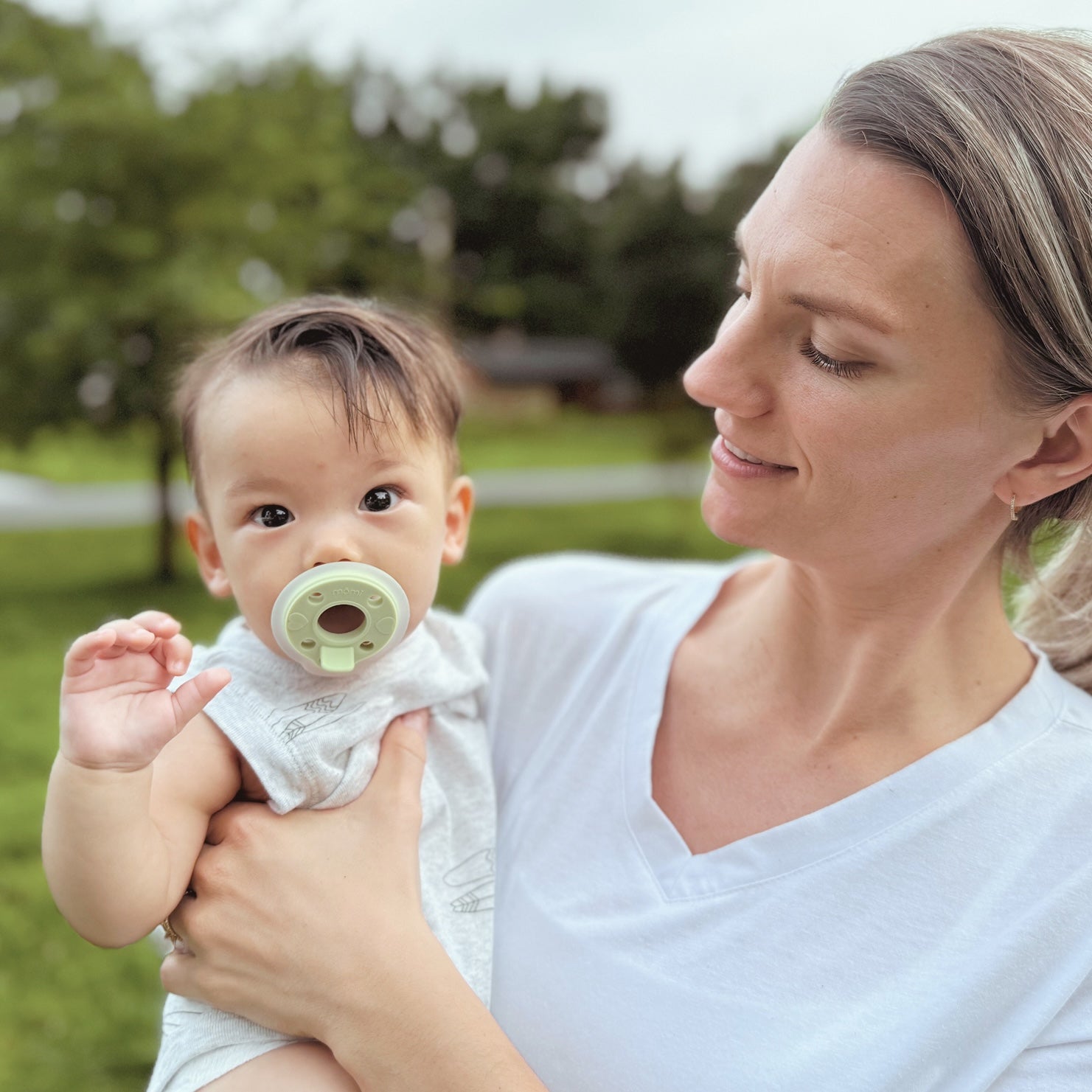 mōmi babypace pacifier - pistachio