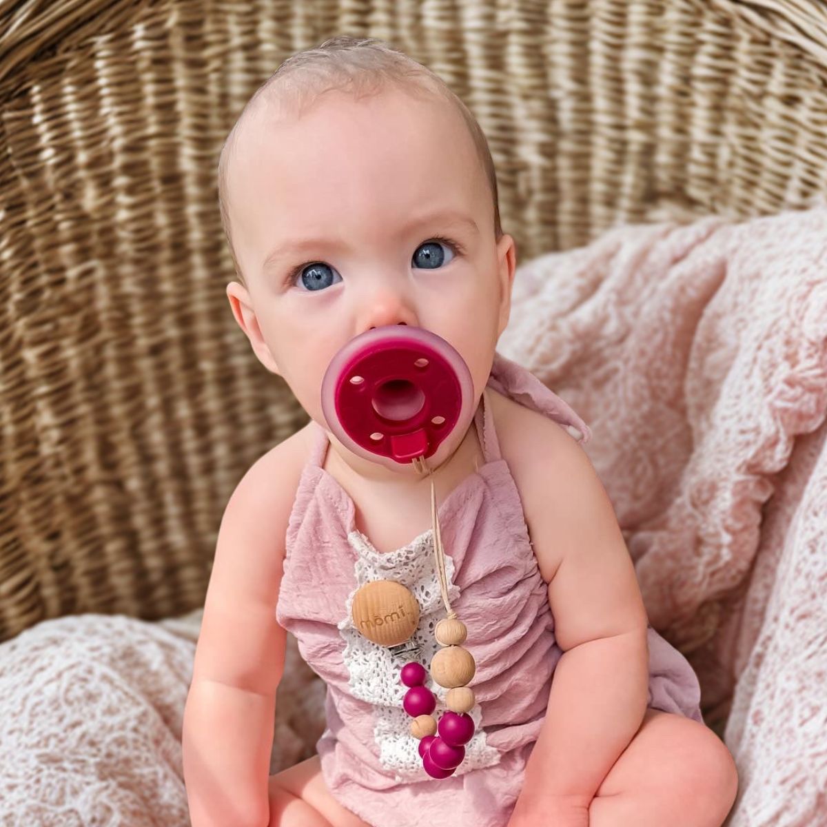 mōmi babypace pacifier gift set - cranberry